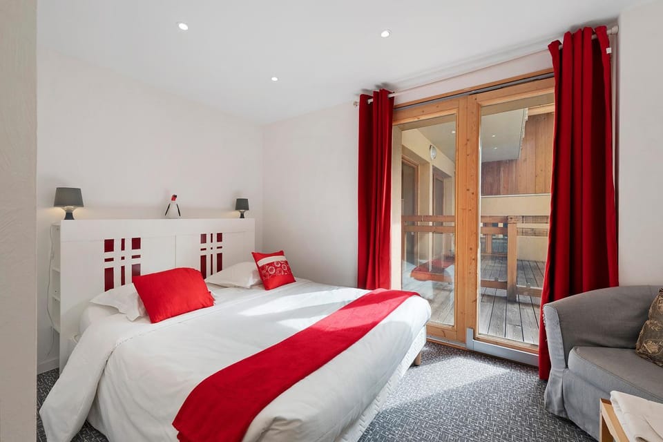 Property building, Living room, Bedroom