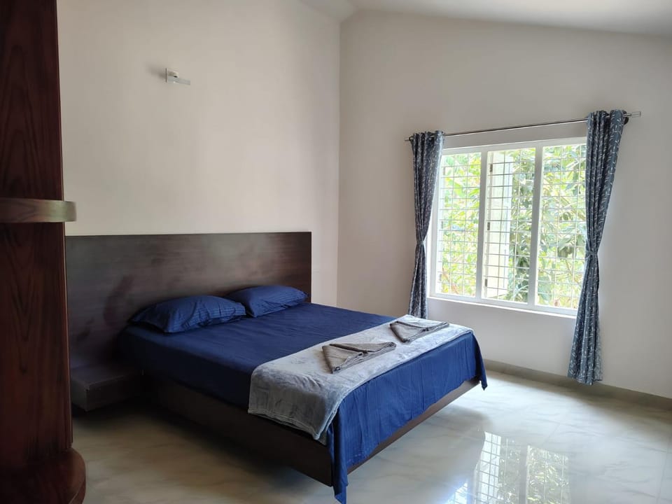 Bed, Photo of the whole room, Bedroom, towels