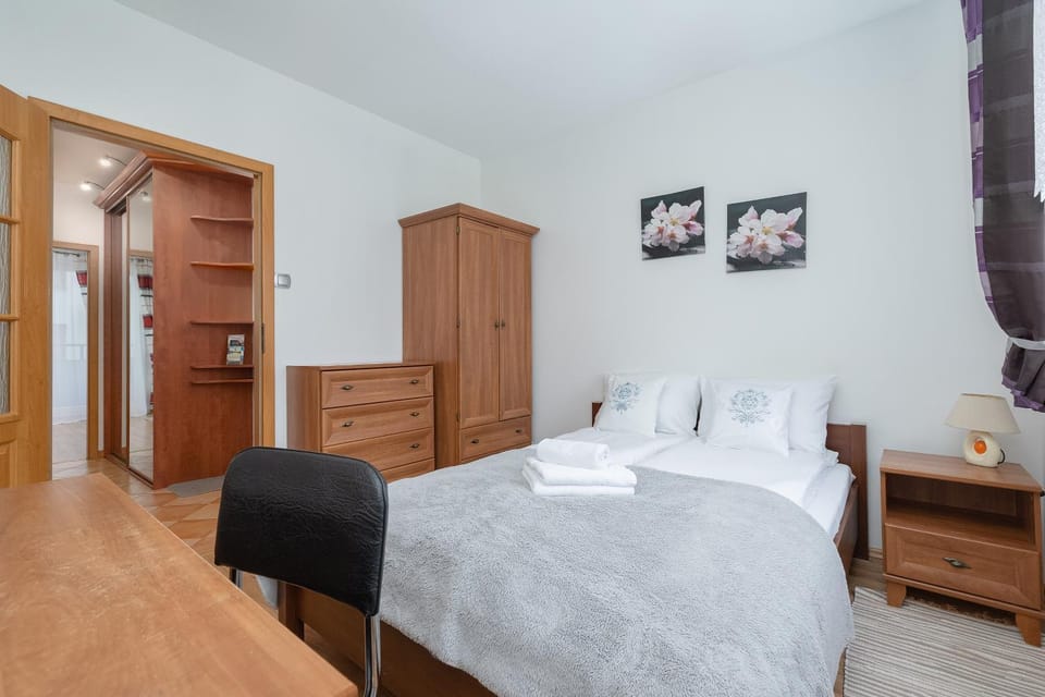 Bed, Bedroom, towels, wardrobe