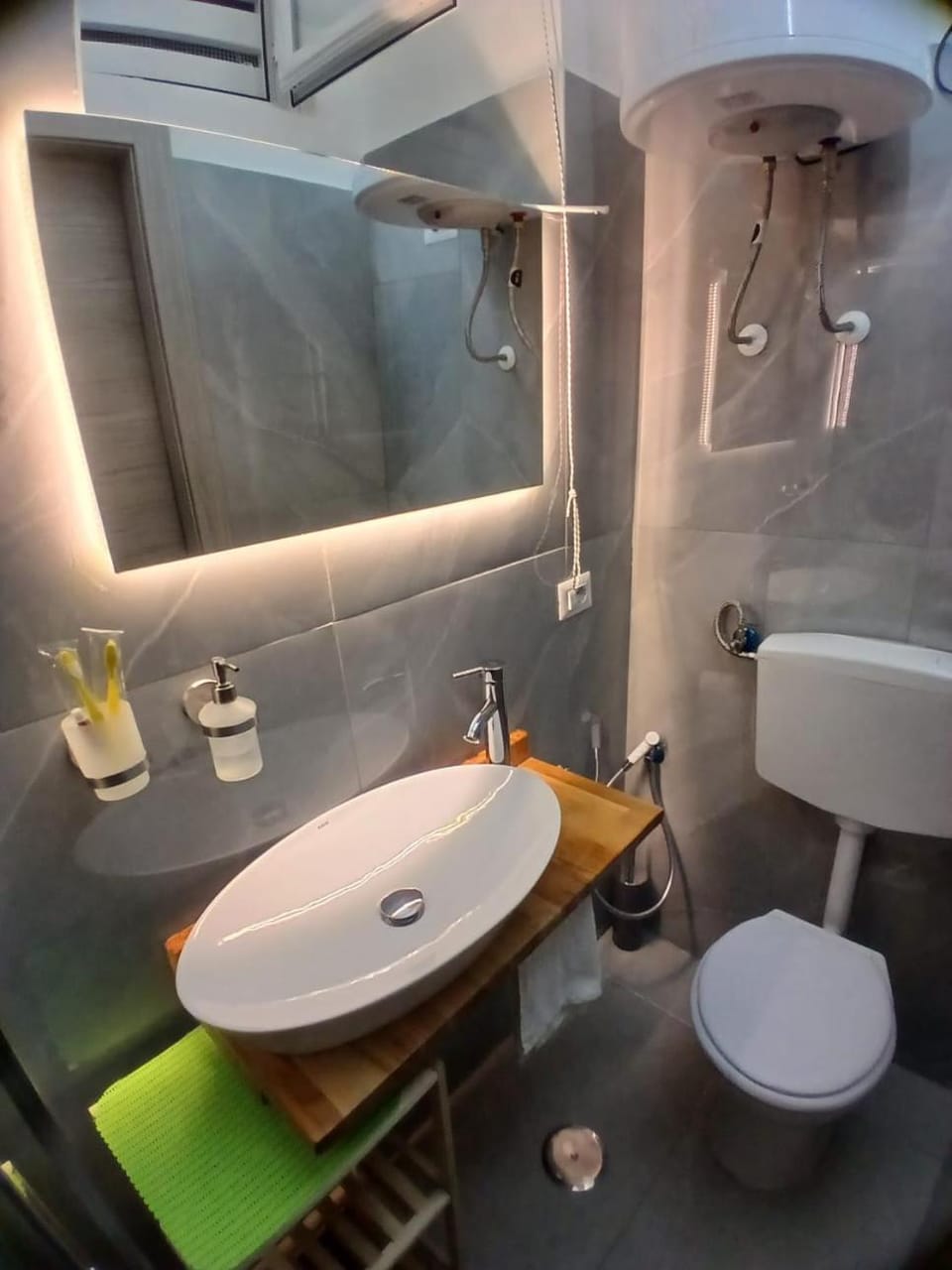Toilet, Bathroom, towels