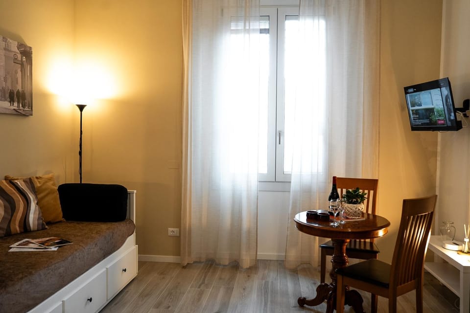 Bed, TV and multimedia, Living room, Seating area