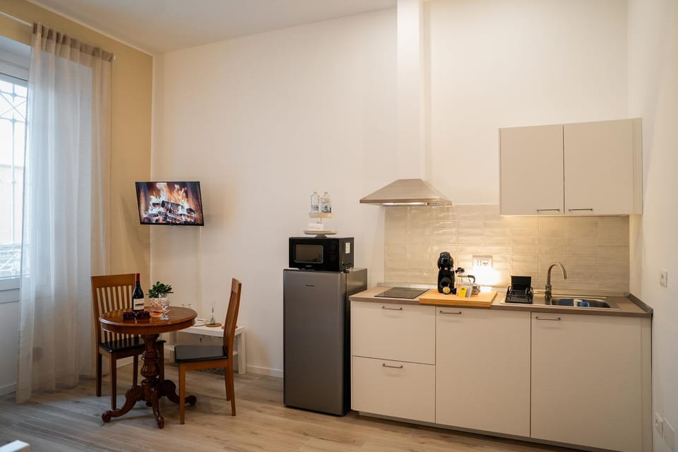Coffee/tea facilities, Kitchen or kitchenette, Dining area, stove