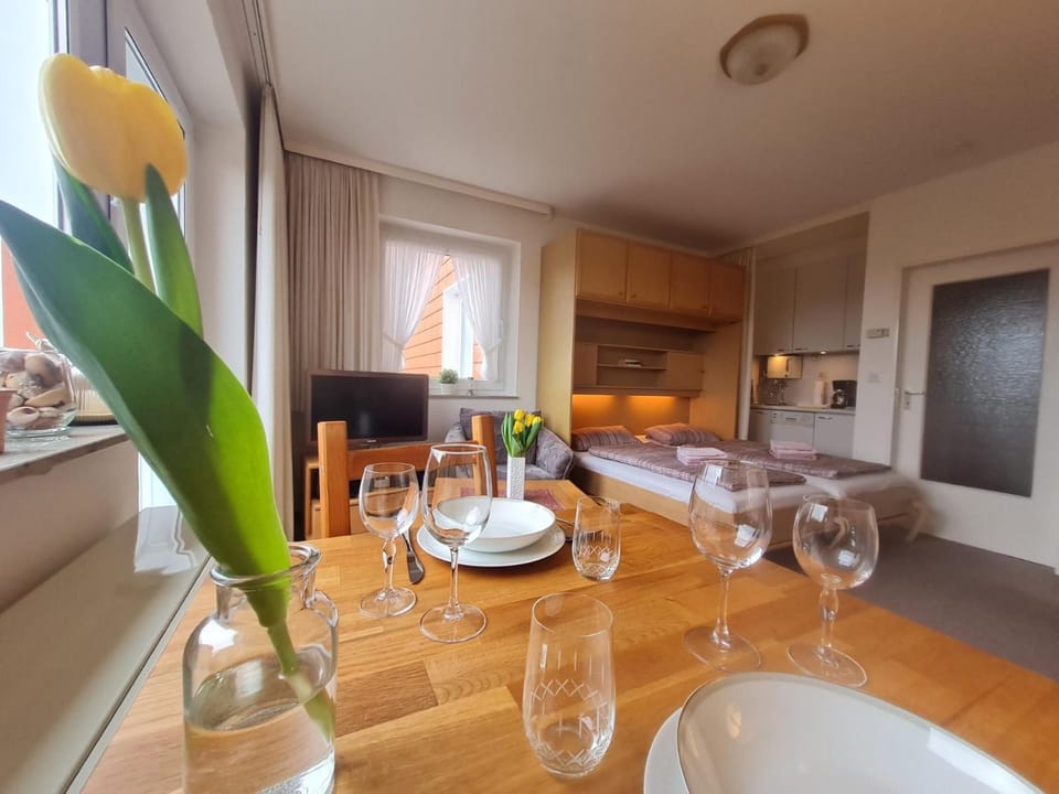 Bed, Living room, Photo of the whole room, Seating area, Dining area