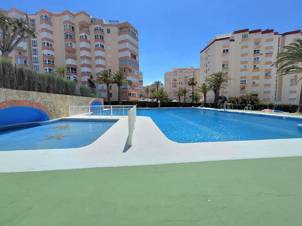 Property building, Day, Swimming pool
