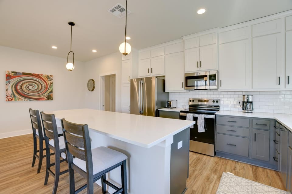 Walk to Restaurants: Modern Escape Near Kyle Field House in College Station