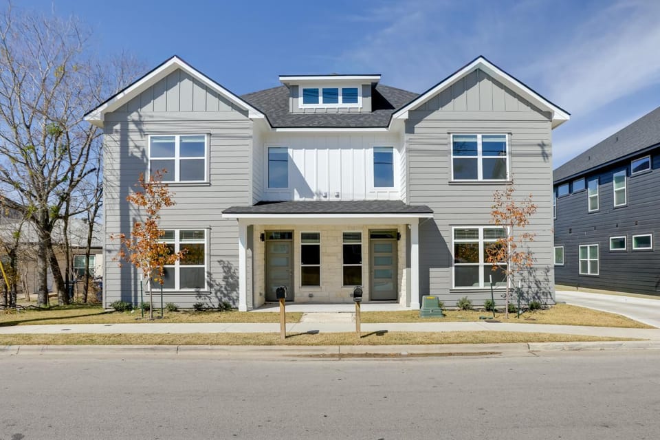 < 1 Mi to Texas A&M: Group Getaway w/ Balcony! House in College Station