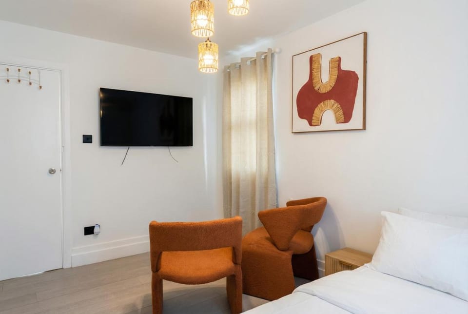 Bed, TV and multimedia, Seating area, Bedroom
