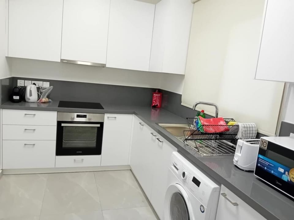 Coffee/tea facilities, oven, stove, toaster, washing machine, kitchen