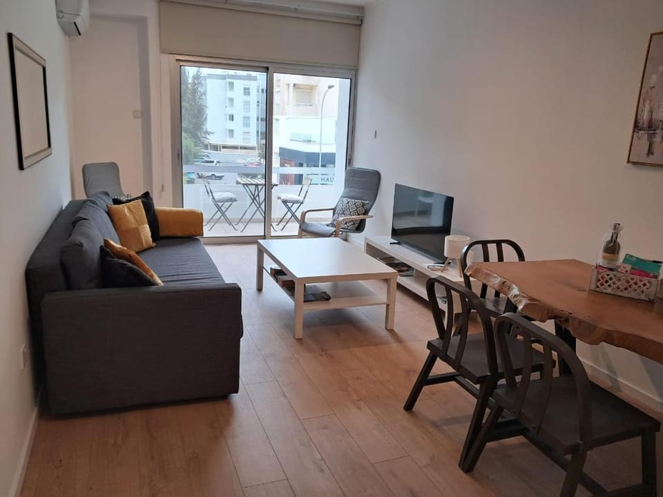 TV and multimedia, Seating area, Dining area