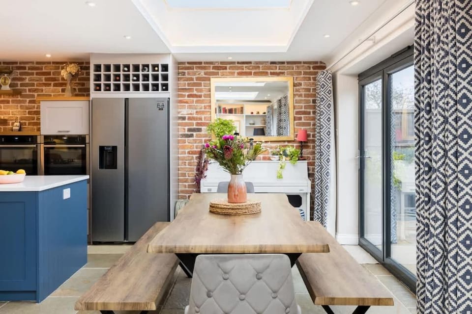 Large & Modern 4 Bed Family Home House in Coventry