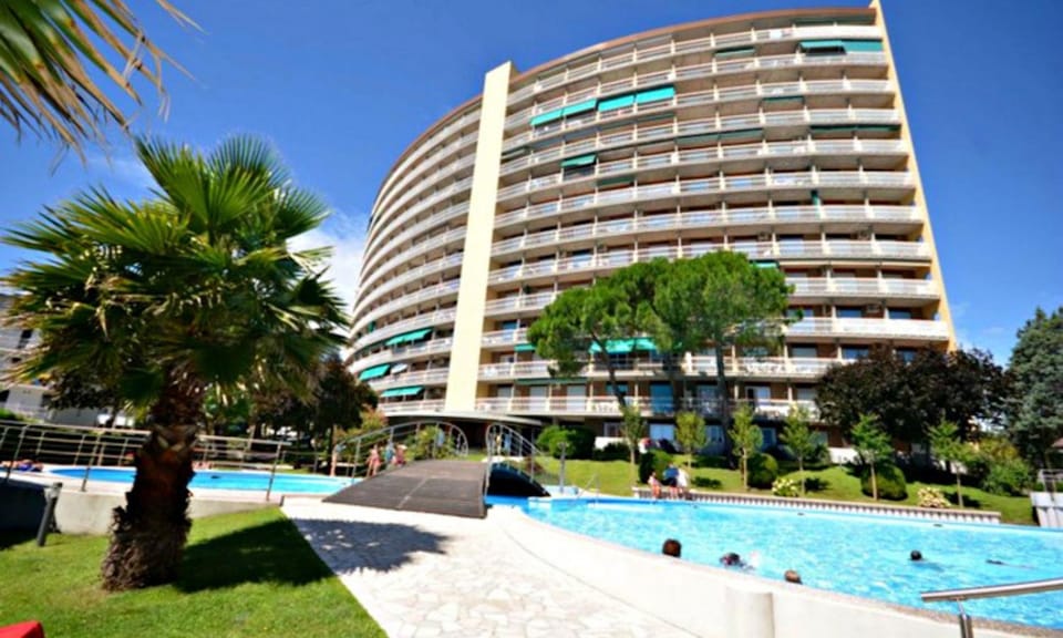 Property building, Other, Swimming pool, sunbed
