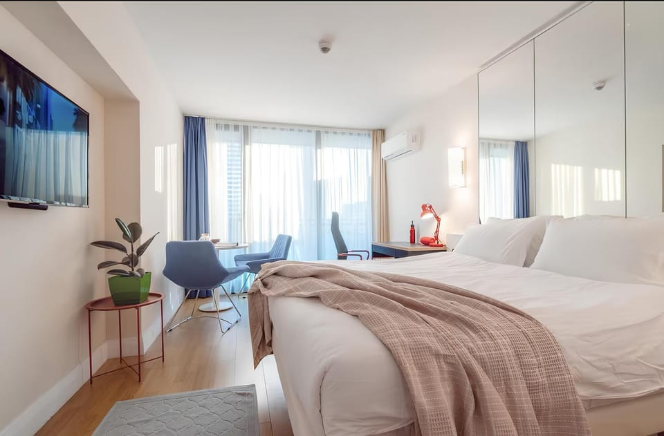 Property building, TV and multimedia, Living room, Seating area, air conditioner