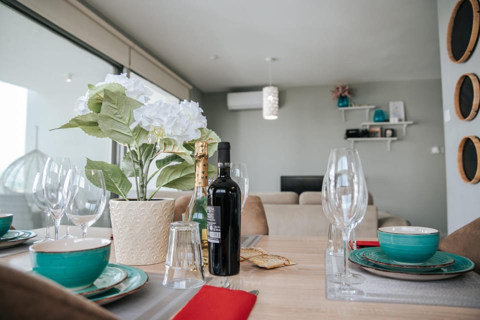 Living room, Dining area
