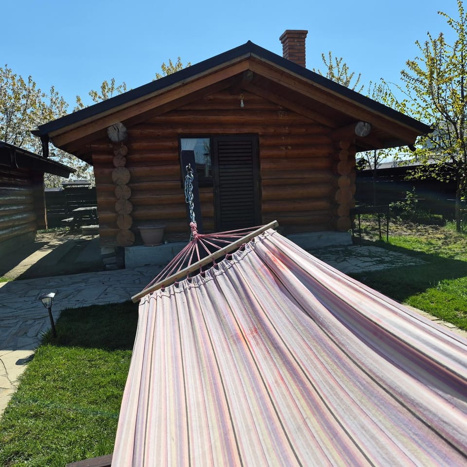 Căbănuțe lemn cu ciubăr Nature lodge in Romania