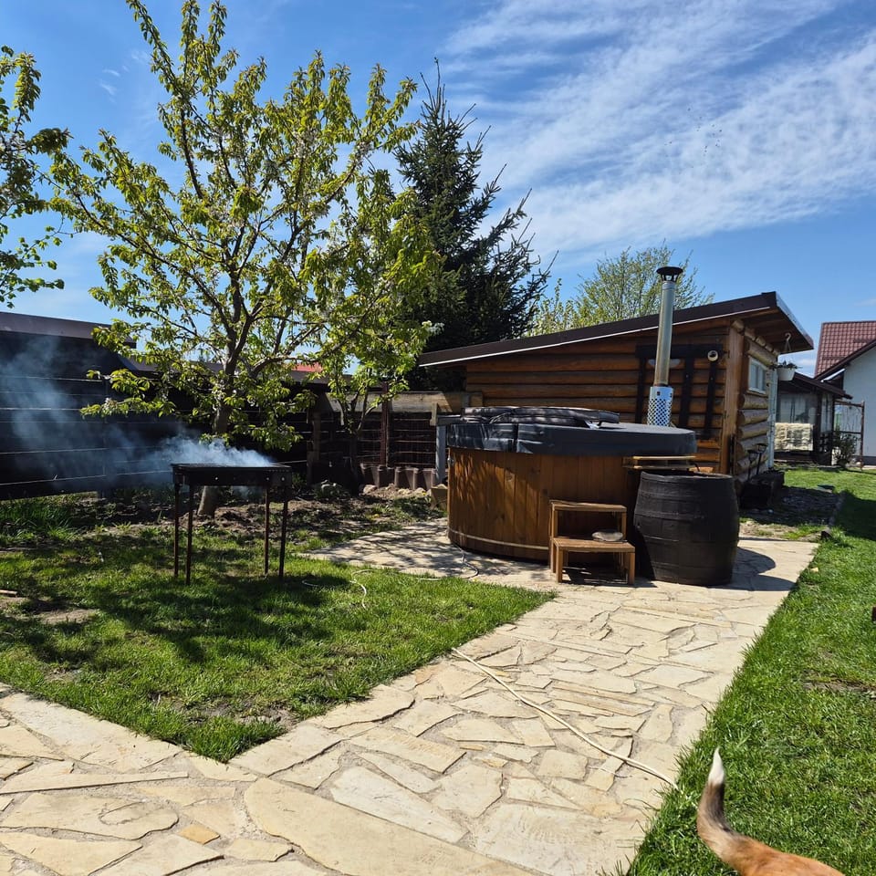 Căbănuțe lemn cu ciubăr Nature lodge in Romania