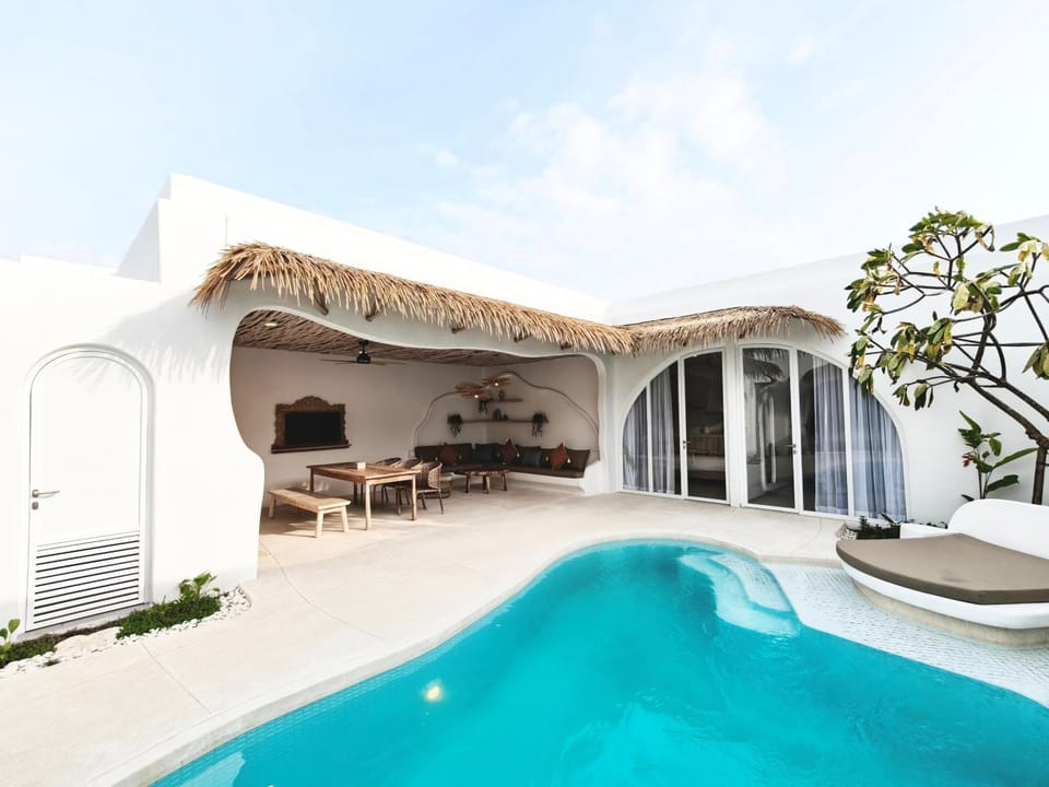 Property building, Patio, Day, Pool view, Swimming pool, Swimming pool, sunbed