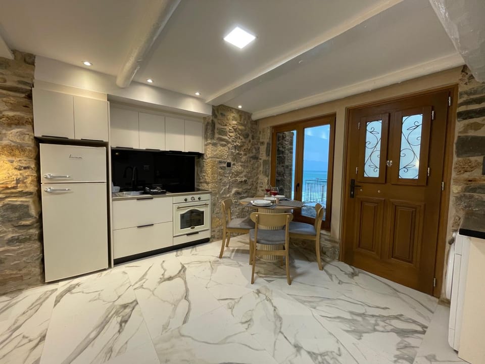 Kitchen or kitchenette, Dining area, oven, stove