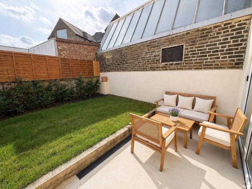 Property building, Day, Garden, View (from property/room), Decorative detail, Seating area, Dining area
