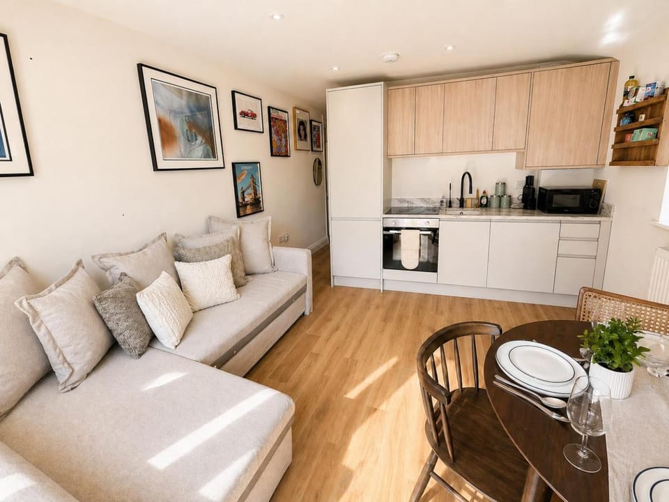 TV and multimedia, Coffee/tea facilities, Living room, Decorative detail, Seating area, Dining area, dishwasher, heating, internet, microwave, oven, storage, stove, toaster, towels, washing machine, dryer, kitchen