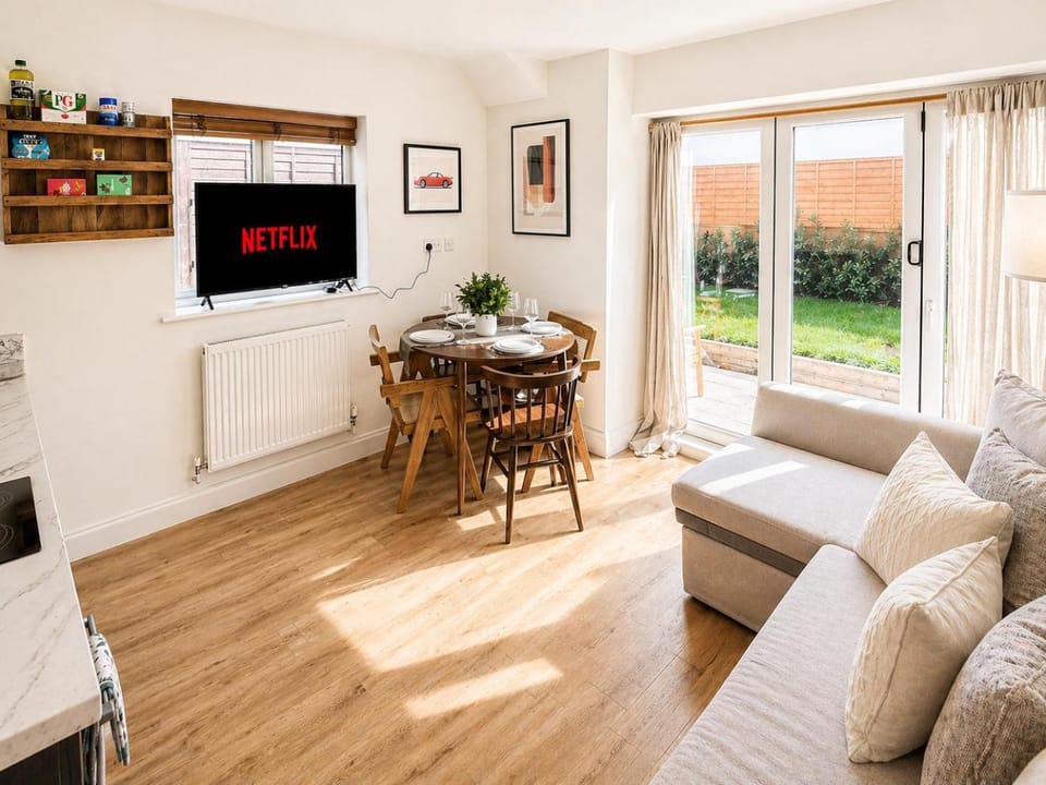 Property building, Garden, TV and multimedia, View (from property/room), Living room, Decorative detail, Seating area, Dining area, flat iron, heating, internet