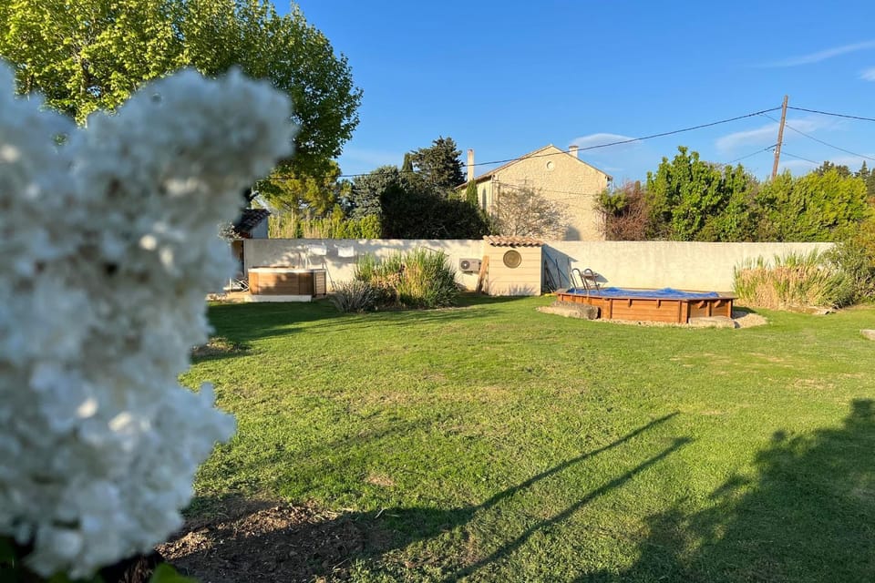 "Bright apartment with pool and spa" Apartment in L'Isle-sur-la-Sorgue