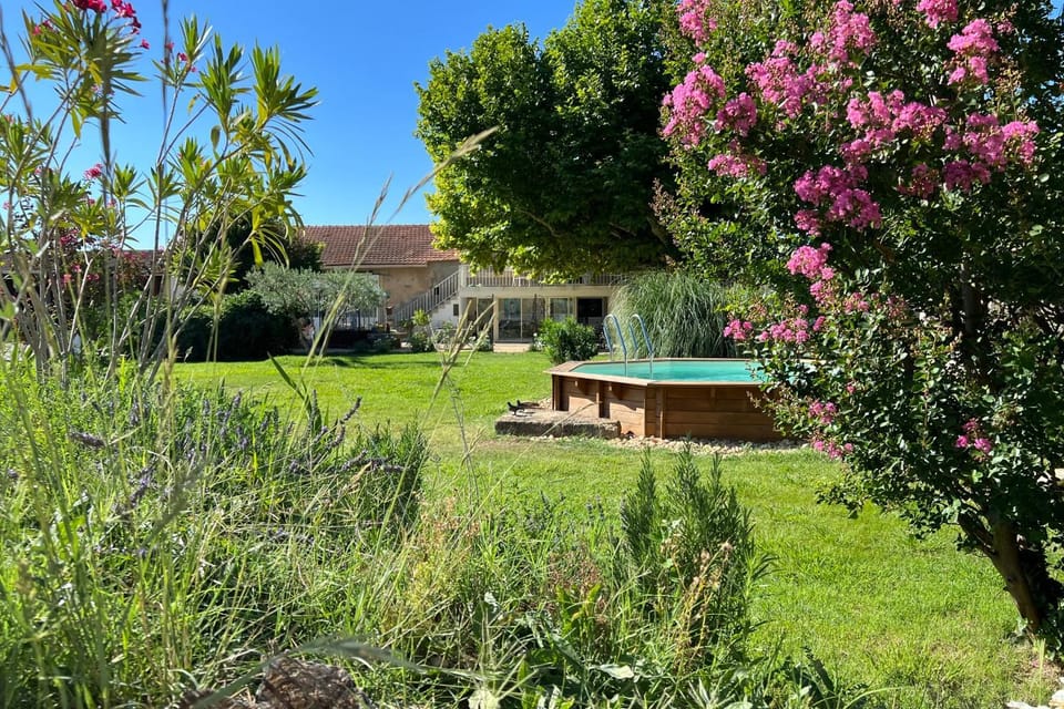"Bright apartment with pool and spa" Apartment in L'Isle-sur-la-Sorgue