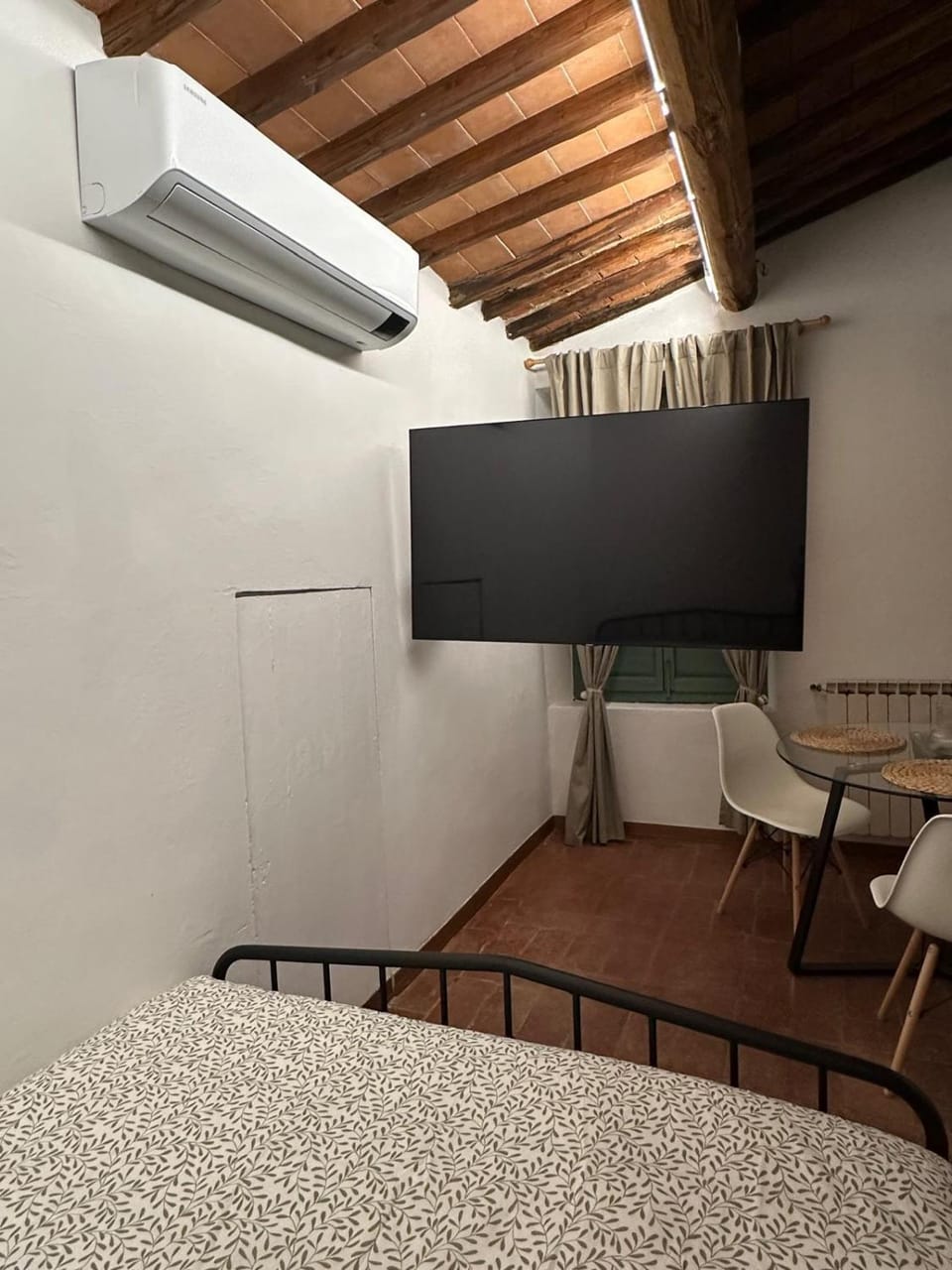 TV and multimedia, Living room, Seating area, Dining area, air conditioner