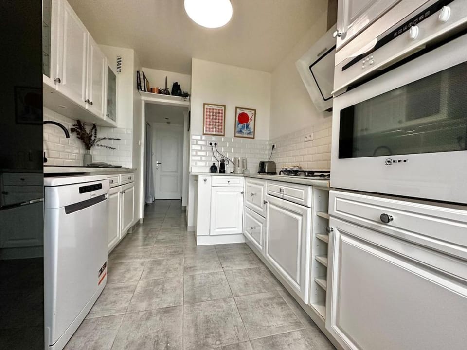 Kitchen or kitchenette, dishwasher, oven, pet friendly, stove, toaster