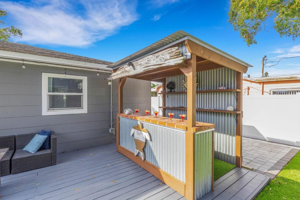 Charming 2BR Home w/ heated pool in Clearwater, perfect for 5 guests near the beach! House in Largo