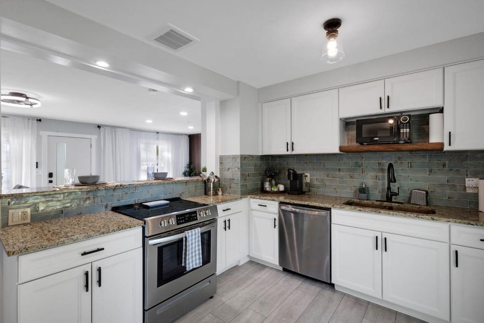 Charming 2BR Home w/ heated pool in Clearwater, perfect for 5 guests near the beach! House in Largo