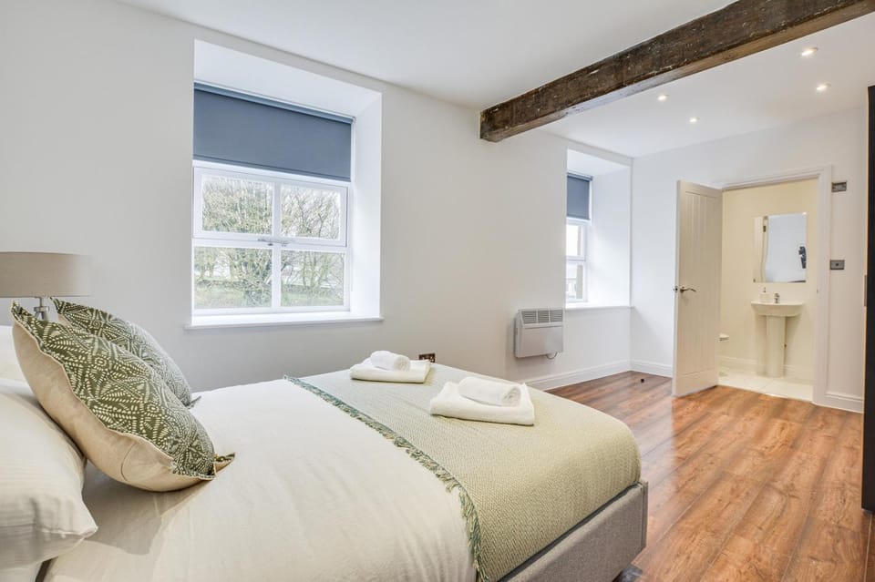 Bed, Bathroom, Photo of the whole room, Bedroom, towels