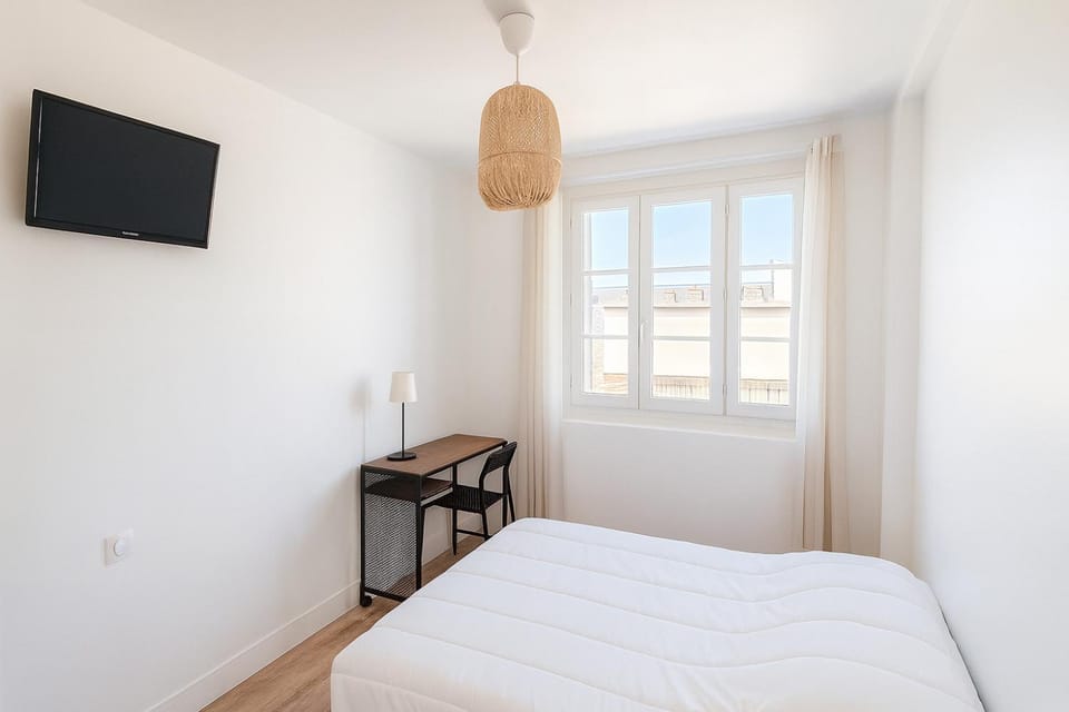 Bed, TV and multimedia, Photo of the whole room, Bedroom, City view, heating, internet, towels