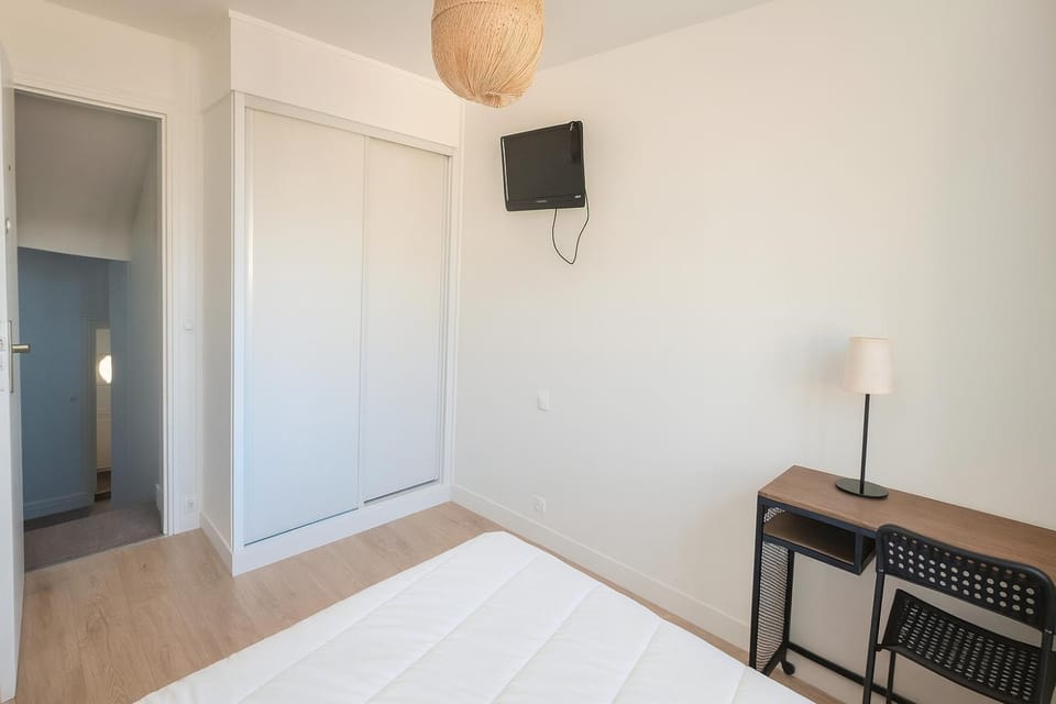 Bed, TV and multimedia, Photo of the whole room, Seating area, Bedroom, heating, internet, storage, wardrobe