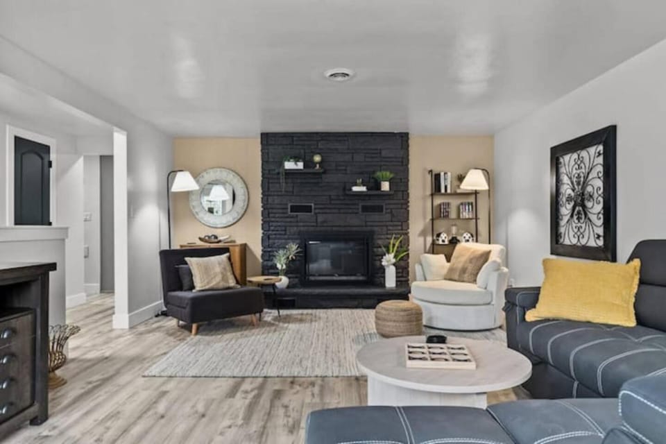 Relax! Pool/HotTub/TheaterRoom/Sleeps 15! House in Ashwaubenon