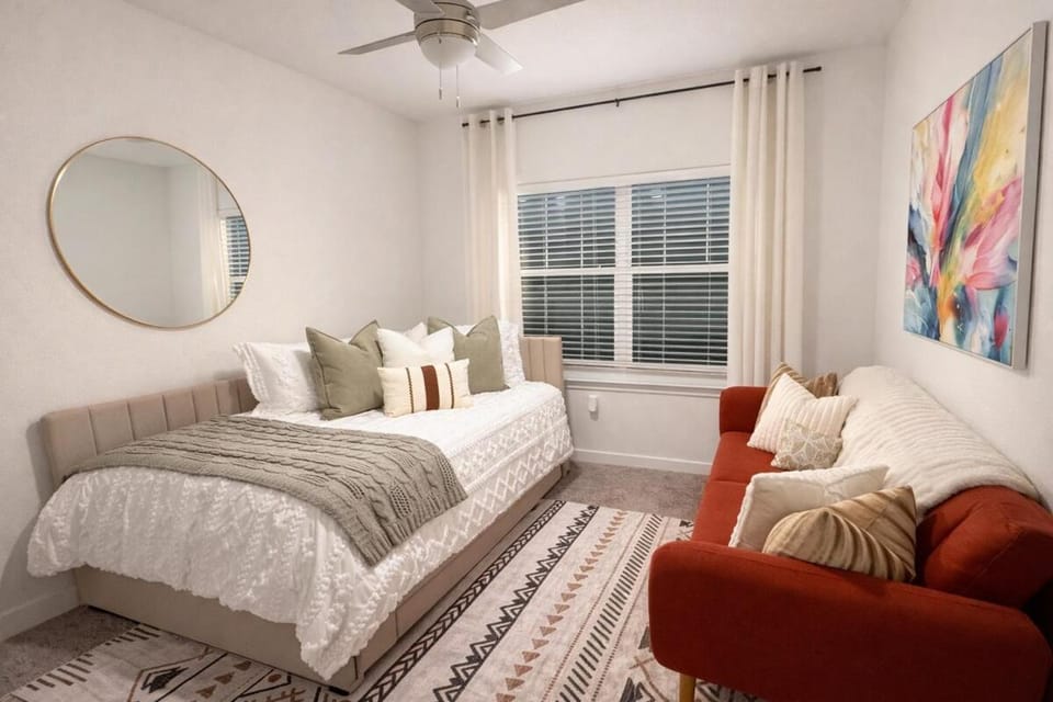 Boho Boutique Retreat - Pool - Gym - Private Patio Apartment in Tampa