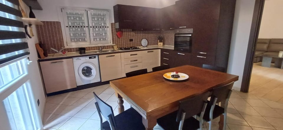 Kitchen or kitchenette, Dining area, oven, pet friendly, stove