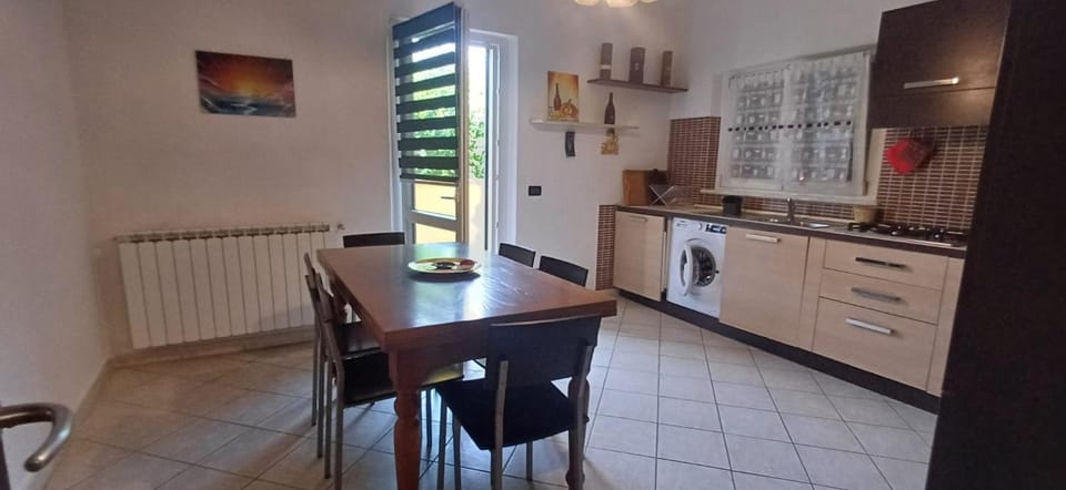 Kitchen or kitchenette, Dining area, oven, stove, washing machine