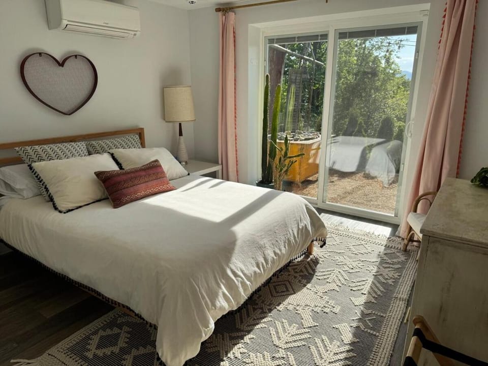 Bed, Bedroom, air conditioner