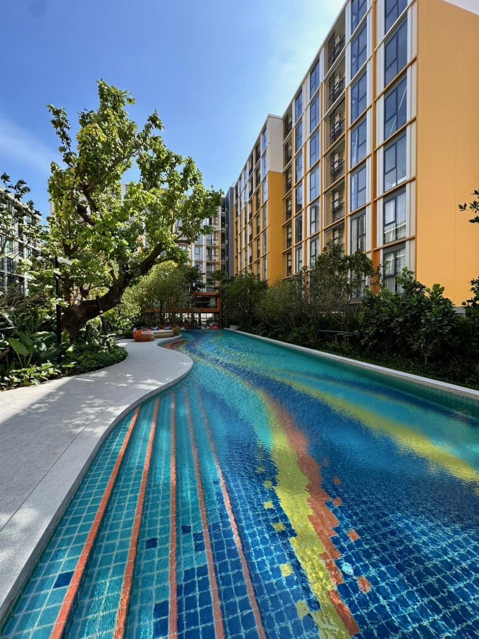 Day, Swimming pool