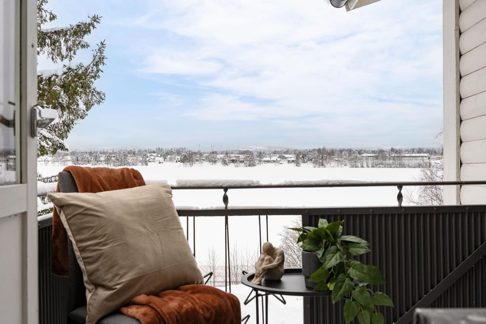 Guestly Homes - 1,5BR Top Floor Residence with Lake View Apartment in Norrbotten County, Sweden