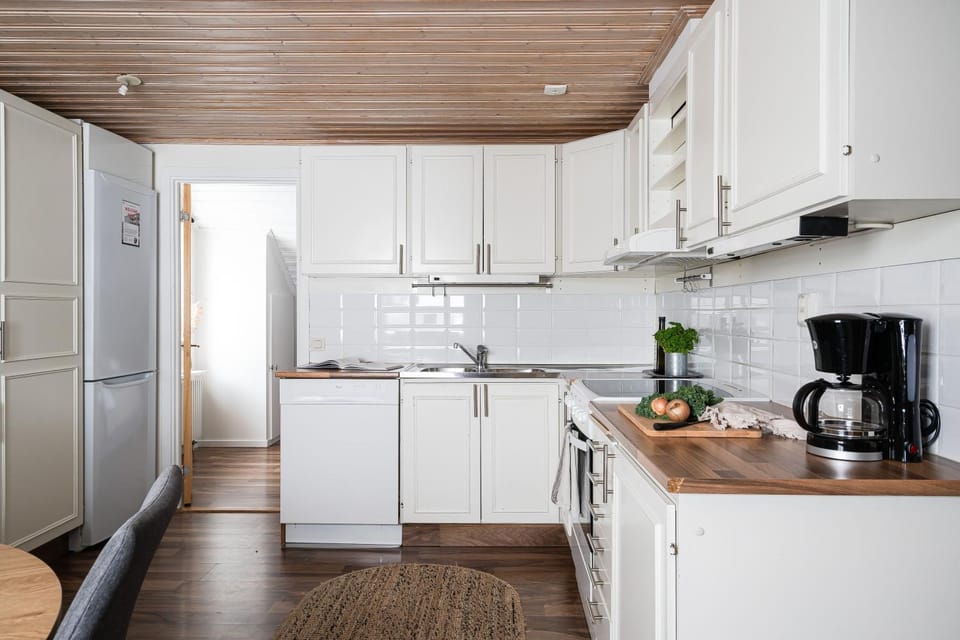 Guestly Homes - 1,5BR Top Floor Residence with Lake View Apartment in Norrbotten County, Sweden