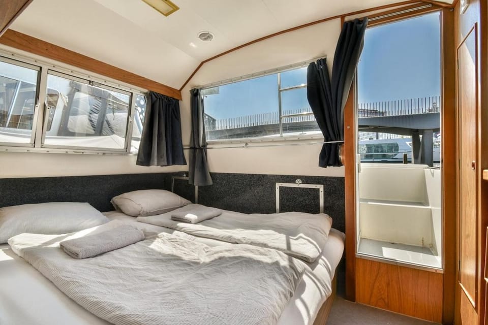 Comfortable boat city center 'Boekanier 5' Docked boat in Amsterdam