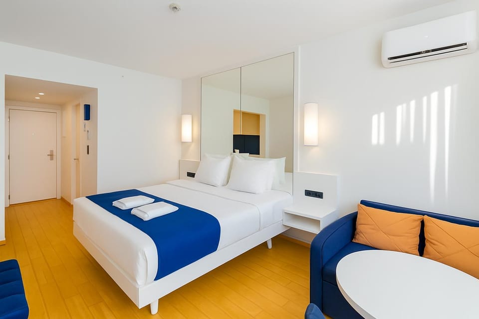 Bed, TV and multimedia, Living room, Photo of the whole room, Seating area, wardrobe, air conditioner