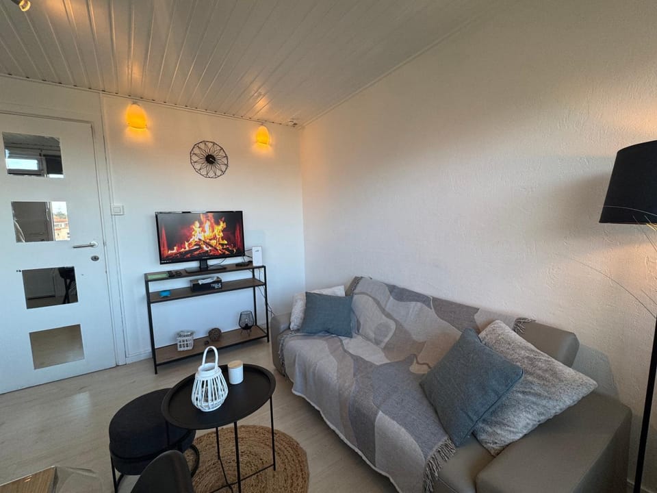 Communal lounge/ TV room, TV and multimedia, Living room, Seating area