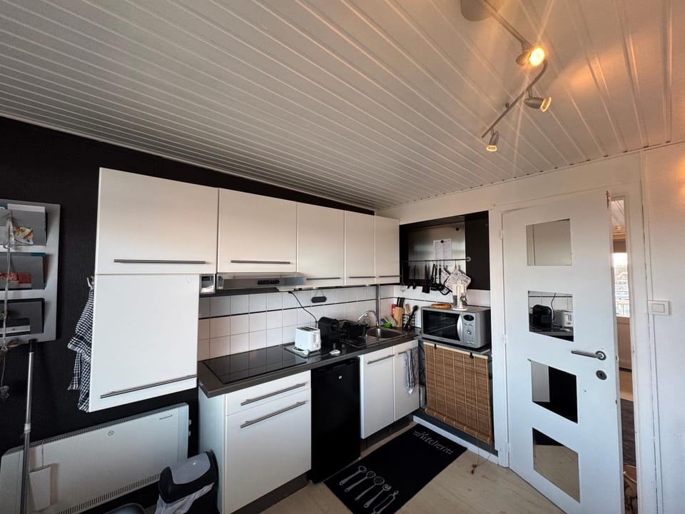 Kitchen or kitchenette, dishwasher, oven, pet friendly, stove, toaster