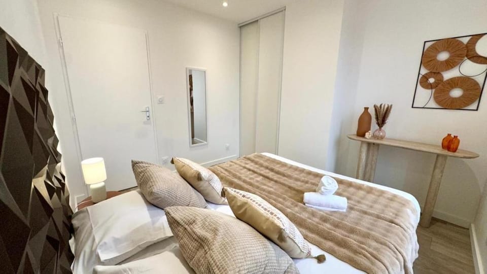 République - 2 Bedrooms - Skyscraper Apartment in Villeurbanne