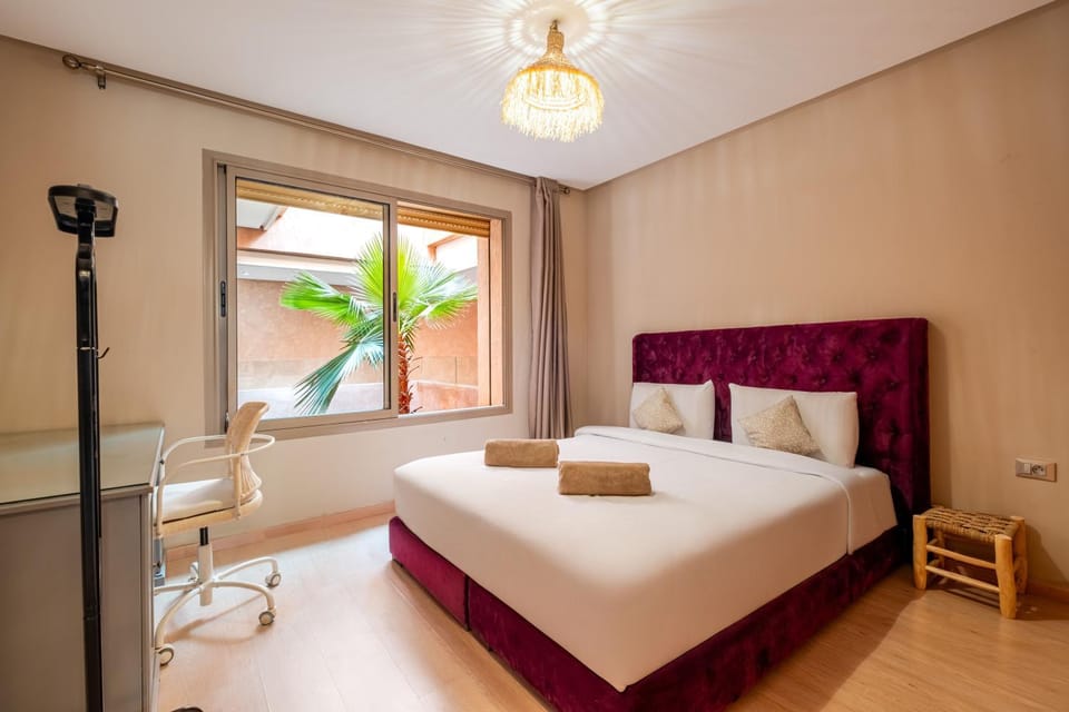 Bed, Photo of the whole room, Seating area, Bedroom