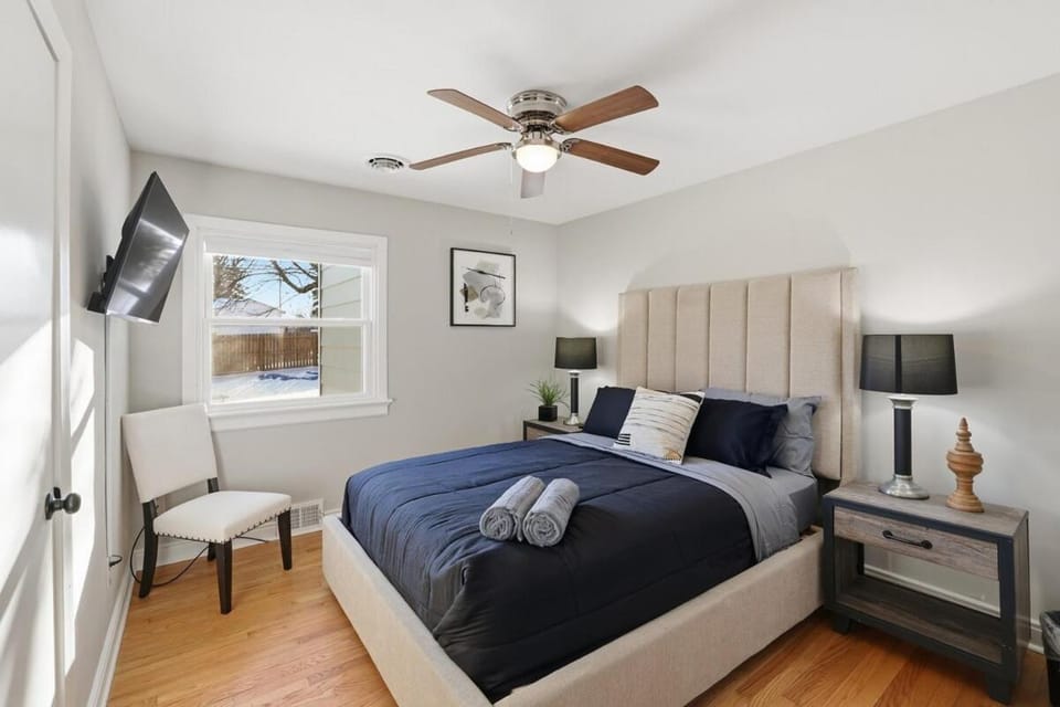 Bed, TV and multimedia, Photo of the whole room, Bedroom