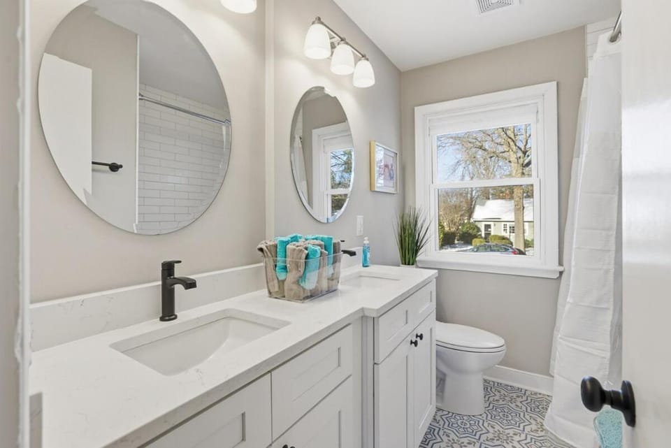 Shower, Toilet, Bathroom, towels