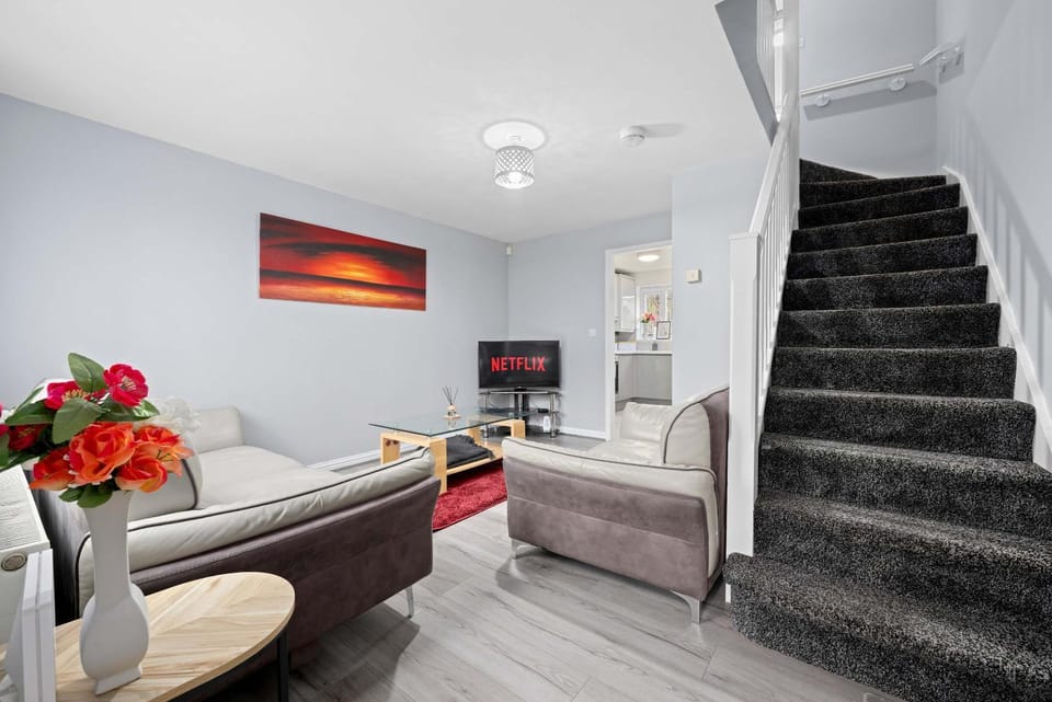 3 Bed Manchester Home Free Parking House in Salford